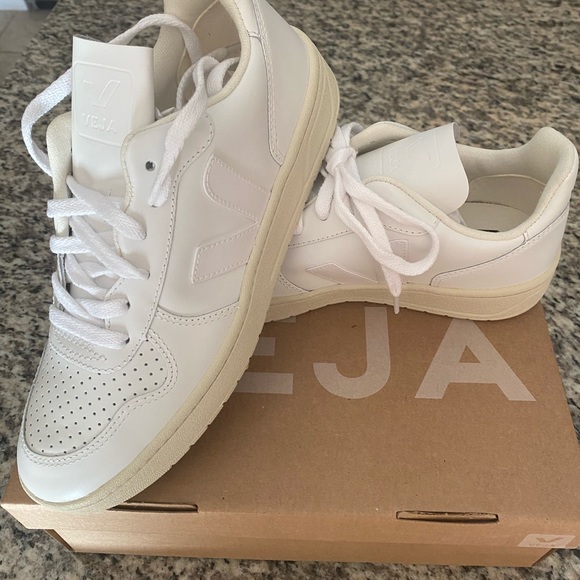 Veja Shoes - NWT Veja V-10 leather extra white US 8 EUR 39
